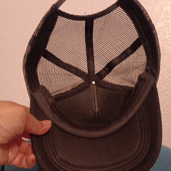 SHEIN Black Hat with Red Rose Embroidery - Picture 4 of 4